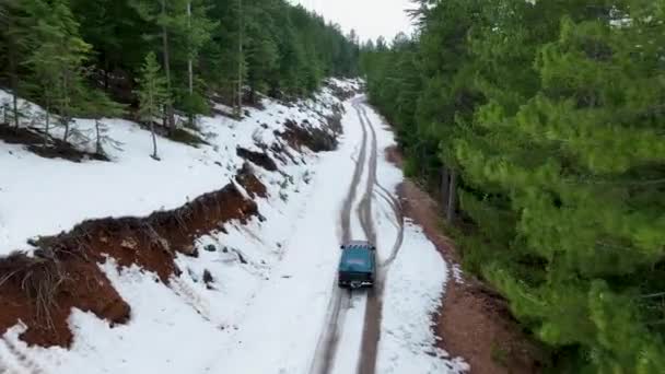 冬と運転車の中で山の曲がりくねった道の空中ビュー 叙事詩 雪の白い冬と雪の森のキャップ — ストック動画