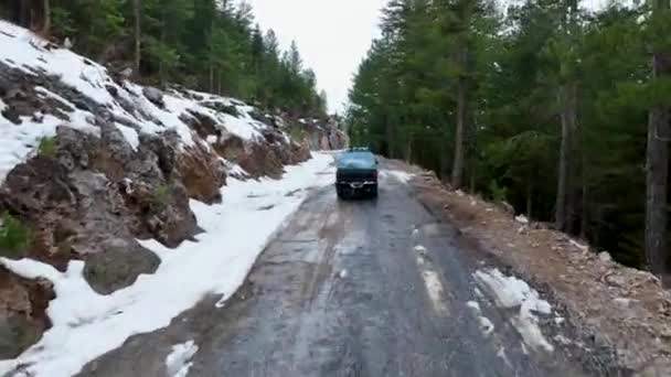 越野车在山下岩石土路上行驶 — 图库视频影像