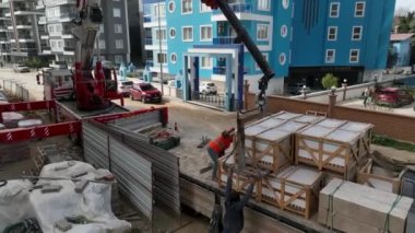 Kargoyu bir inşaat alanına boşaltan vinç.