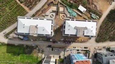 Gökyüzü manzaralı yüksek binalarda yoğun vinçleri olan büyük bir inşaat alanı.