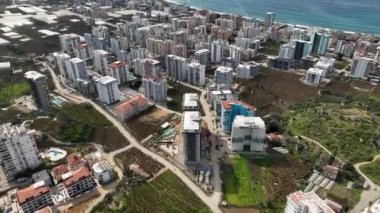 Dışarıdaki ev, evi boyama sahnesi, inşaatçılar evi bir inşaat beşiğinde boyuyor.