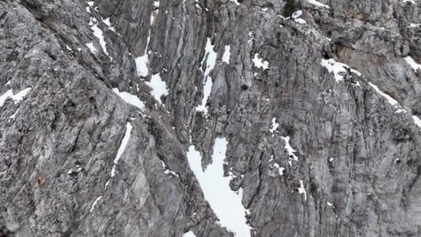 素晴らしいトルコの山岳風景の中に雪の森の上を飛んでパノラマショット — ストック動画