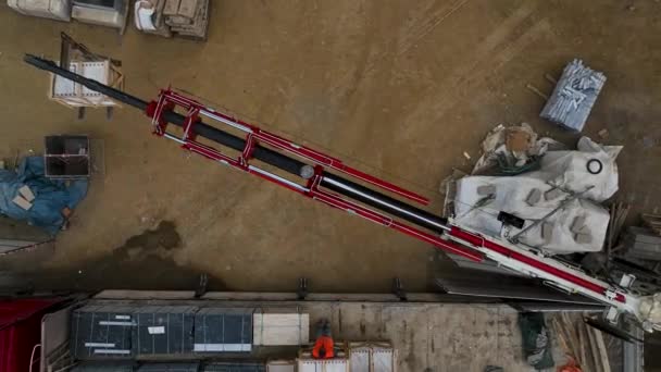 建筑工地上的金属起重机 起重机将大理石瓦卸下到物体上的垂直视频是您的新项目的绝佳背景 — 图库视频影像