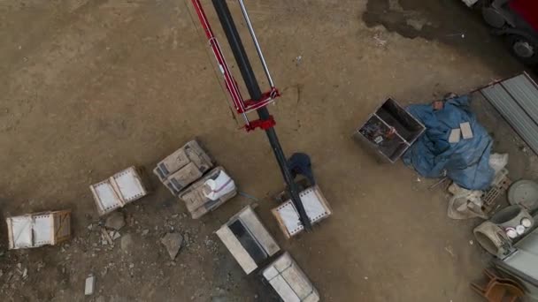 Drón Gördülékenyen Balra Kering Átlósan Egy Rakománydaruba Amely Egy Építkezési — Stock videók