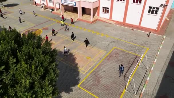 Alanyaの小さなトルコの都市の中学校 遊び場でボールを遊んでいる子供たちの空中ビュー 知識の概念 — ストック動画