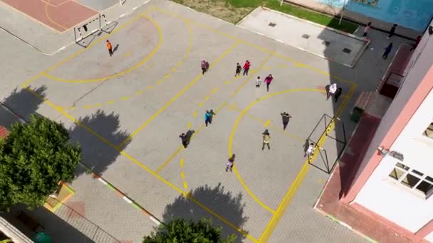 晴れた日にトルコの中学校の一般的なビューでは ドローンは 右に軌道上でスムーズに移動し 子供たちはサッカーをプレイ — ストック動画