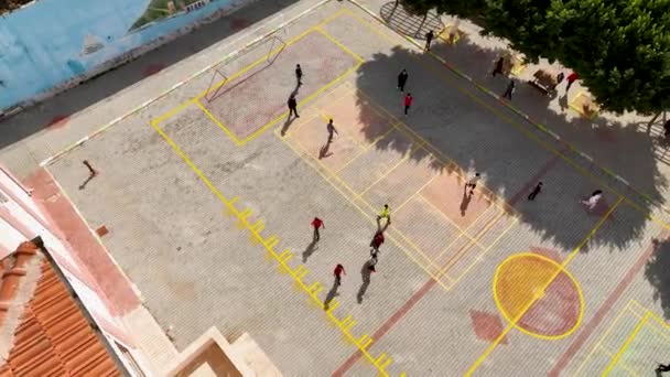 2023土耳其小城阿拉亚市的中学 空中看孩子们在操场上打球 知识的概念 — 图库视频影像