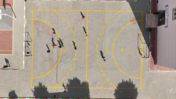 土耳其小城阿拉亚市的中学 空中看孩子们在操场上打球 知识的概念 — 图库视频影像