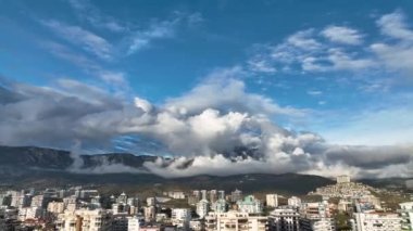 Coast City Bulvarı 'ndaki arabalara yaklaşan hava görüntüleri. Şehir merkezindeki sahil parkı.