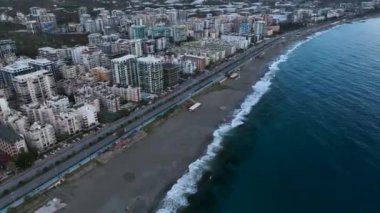 Türkiye 'nin Alanya kentinin nefes kesici kuş bakışı görüntüsüne tanık olun. Dinamik şehir manzarasını keşfedin, konut binalarına ve iyi planlanmış altyapıya hayran olun.