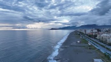 Türkiye 'nin Alanya kentinin nefes kesici kuş bakışı görüntüsüne tanık olun. Dinamik şehir manzarasını keşfedin, konut binalarına ve iyi planlanmış altyapıya hayran olun.