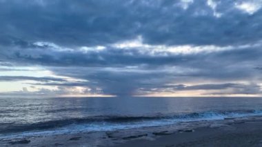 İHA 'larımız bulutlu bir günbatımının sihrini Akdeniz kıyılarında yakalıyor, seyahat ve tatil kavramları için mükemmel.