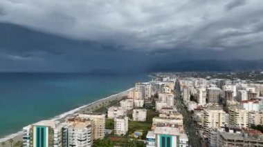 Şehir draması gözler önüne serildi: İHA 'yla çekilen bulutlu bir sağanak sonrasında Alanyas şehir manzarasının çarpıcı zıtlıklarına ve karamsar atmosferine tanık olun