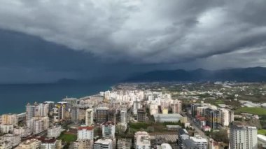 Chiaroscuro ihtişamını derinlemesine araştırın, Alanya 'yı canlandıran görsel senfoniye kendinizi daldırın. Bulutlu şehir hikayelerinde ortaya çıkan dramatik hikayeyi tecrübe edin.