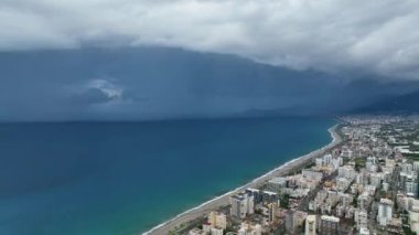 Gök mavisi peyzajı kaçışıyla büyüleyen bir şehir vahasını araştır. Gök mavisi kıyı güzelliğinin ve şehir cazibesinin birleşimine kucak aç, kendini Akdeniz 'in cazibesine bırak.
