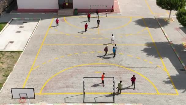 Fotbollsmatch Hälsosam Livsstil För Barn Pojkar Sport Vänner Leker Slå — Stockvideo