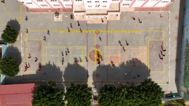 Verticaal Zicht Schoolspeelplaats Versnelde Schieten Kinderen Actief Voetballen Zonnige Dag — Stockvideo