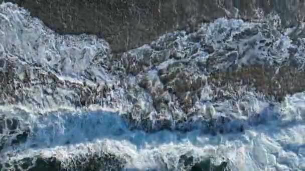 无人机飞越地中海海岸 形成岩层 海滩被称为 令人敬畏的烘焙场 — 图库视频影像