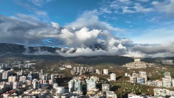 Piękny Krajobraz Miasta Zachodzie Słońca Tle Białych Chmur Pokrywają Wysokie — Wideo stockowe