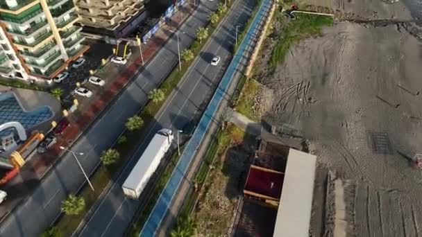 Luftaufnahme Eines Sattelschleppers Mit Auftragsgrafik Der Auf Der Autobahn Über — Stockvideo