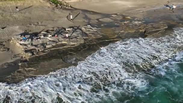 Olhe Para Água Azul Hipnotizante Ondas Oceânicas Espumantes Cima Drones — Vídeo de Stock
