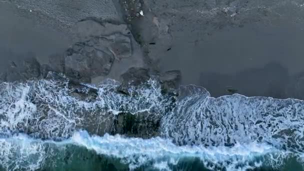 랑하는 해변에서 산책하는 공중에서 촬영되었다 — 비디오