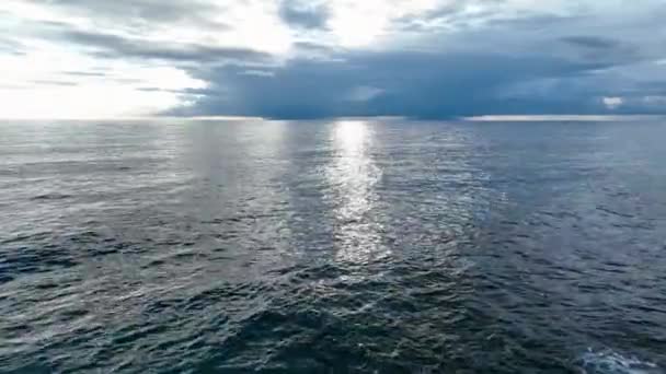 Seyircilerinizi Görkemli Denizin Üzerinde Süzülen Bir Dronun Yer Aldığı Dijital — Stok video
