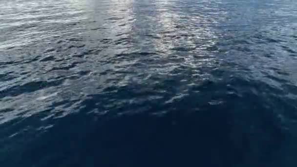 Pazarlamanızı Denizin Güzelliğini Gösteren Büyüleyici Bir Dron Videosuyla Yeni Yüksekliklere — Stok video