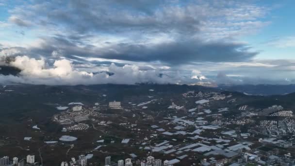 从鸟瞰的角度探索迷人的土耳其阿拉亚市 无人驾驶飞机在多云的背景下在海岸上空翱翔 欣赏住宅楼宇的空中景观 — 图库视频影像