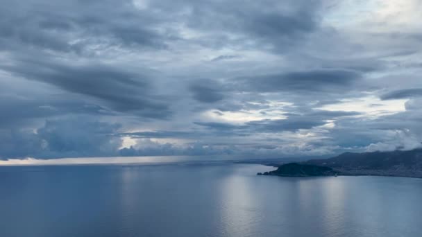 Des Sommerlichen Ozeans Der Einen Faszinierenden Meeres Und Himmelshintergrund Bildet — Stockvideo