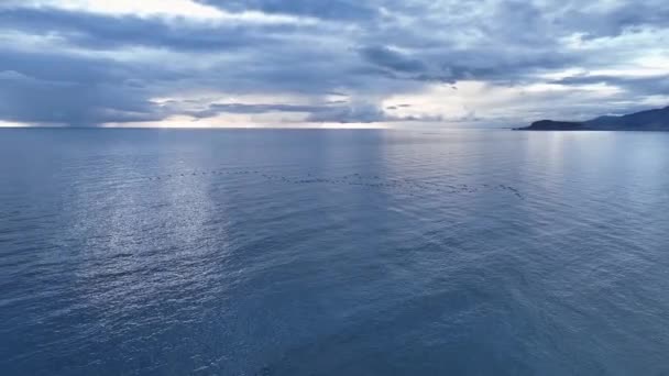 雲と水の絵のようなブレンド 上から捉えられた地中海の風景の魅力を発見してください 高品質のドローン撮影でビジュアルを強化し 売上を伸ばしましょう — ストック動画