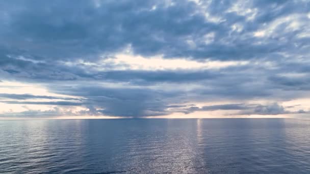 지중해 휴가와 홍보에 이상적 전문적으로 비디오를 구름낀 일몰의 매혹적 아름다움을 — 비디오