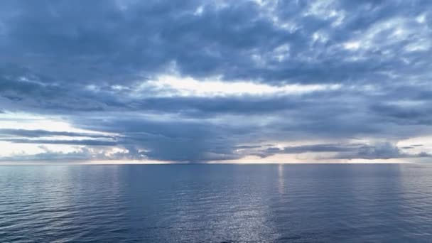 目覚めの放浪の欲望 私たちのドローン映像は 地中海沿岸の曇り空の夕日の永遠の素晴らしさを示しており 旅行の欲望を示唆しています — ストック動画