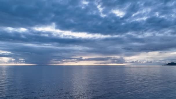 私たちのプロのドローンは 魅惑的な地中海の夕日の間に夏の海の抽象的な魅力を明らかにします — ストック動画