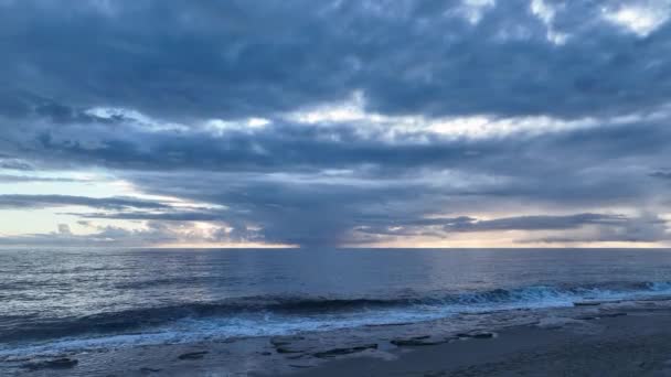 あなたのビジュアルをレベルアップ 私たちのドローンは 地中海沿岸の曇り空の夕日の魔法を捉え 旅行や休暇のコンセプトに最適です — ストック動画