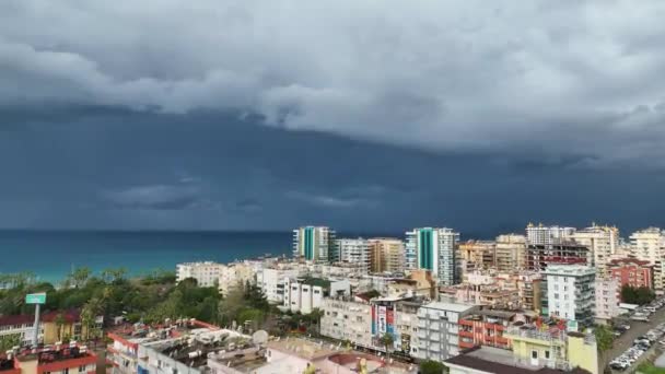 Powab Zachmurzonych Kontrastów Zanurz Się Podeszczowej Atmosferze Miejskiego Krajobrazu Alanyi — Wideo stockowe
