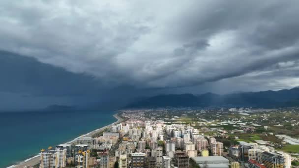 無人機の映像は 曇った降雨の後 アラニヤの風景の都市のコントラストを明らかにします 劇的なプロットが展開し Alanyas都市物語の興味深い物語に没頭して体験してください — ストック動画