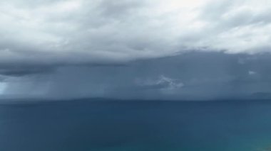 Kasırganın vurucu mavi tonlarını yakalayarak fırtınayı çekerken büyülenmeye hazır olun. Kendini kasvetli bir atmosfere daldır, dramayı tecrübe et.