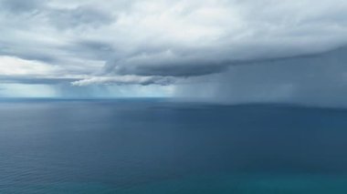 Fırtınanın fısıltılarını dikkatle dinleyin. Görüntülerimiz bir deniz kasırgasının büyüleyici mavi tonlarını yakalıyor. Kendinizi yansıtıcı atmosfere daldırın, dramayı deneyimleyin.