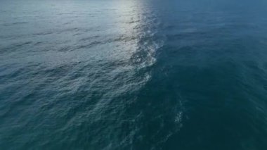 4K kuşbakışı videomuzla ışıldayan dalgaların büyüleyici dünyasına dalın büyüleyici su yansımalarını yakalayın. Su dokusunun ve arka planının videolarınızı büyütmesine izin verin.