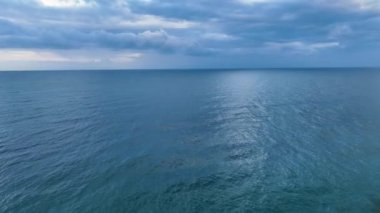 İnsansız hava aracımız bulutlu bir günbatımına karşı engin arkaplanı incelikle incelerken kendinizi Akdeniz 'in sinematik dinginliğine daldırın. Videolarındaki nefes kesici güzelliği yakala.