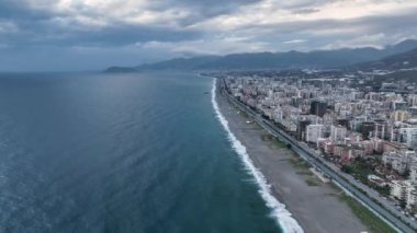 İnsansız hava aracımız büyüleyici bulutlu bir günbatımının arka planına karşı olan enginliği keşfederken Akdeniz 'in sinematik görkemine tanık olun. Göz kamaştırıcı görüntüler