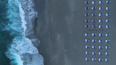 İHA 'larımızın sinematik görüntüleriyle kendinizi Türk alacakaranlığının dinginliğine bırakın. Boş plaj salonlarına dikey bir perspektiften bak, sakinlik hissi uyandırıyor ve yansıtıyor.