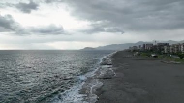 Büyüleyici şehir Alanya 'da, Akdeniz' in üzerinde gün batımının sinematik büyüsüne dalın. İnsansız hava aracımız derin renkleri ve zengin renkleri yakalıyor ve büyüleyici görüntüler yaratıyor.