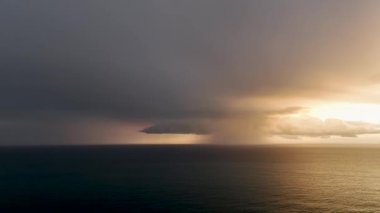 Alacakaranlıkta Alanya kentsel panoramasının sinematik güzelliğini tecrübe edin. İnsansız hava aracımız büyüleyici renkleri ve sinematik görüntüleri yakalıyor, sosyal ağlar ve çevrimiçi platformlar için çarpıcı videolar yaratıyor..