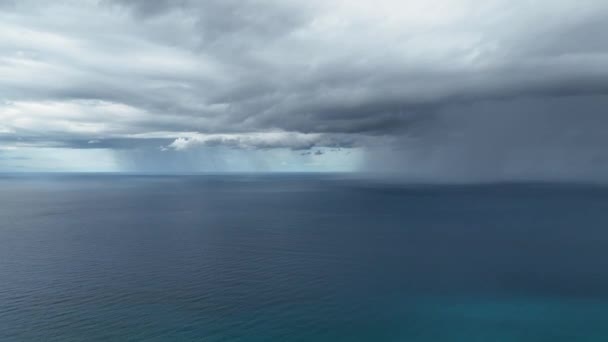 Bir Deniz Kasırgasının Dinamik Mavi Tonlarını Görüntülerken Kaos Sanatına Tanık — Stok video
