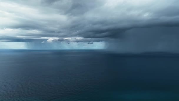 从鸟瞰的角度来看 我们的无人驾驶飞机镜头包含了海上多雨天气的大气美景 让自己沉浸在柔和的蓝色阴影中 — 图库视频影像