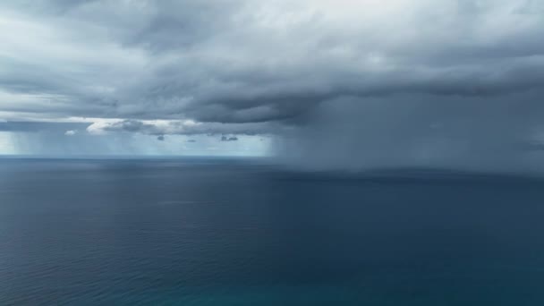 Yağmurun Denizin Yaklaşan Kasırganın Etkileşimini Gösteren Sinematik Bir Yolculuğa Çıkın — Stok video
