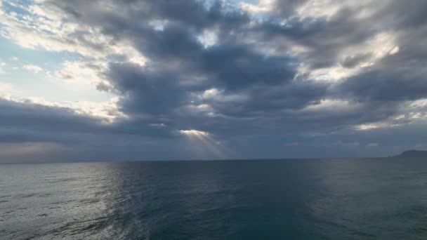 Обратите Внимание Величественные Морские Пейзажи Драматическом Видео Запечатлевшем Бесконечную Красоту — стоковое видео