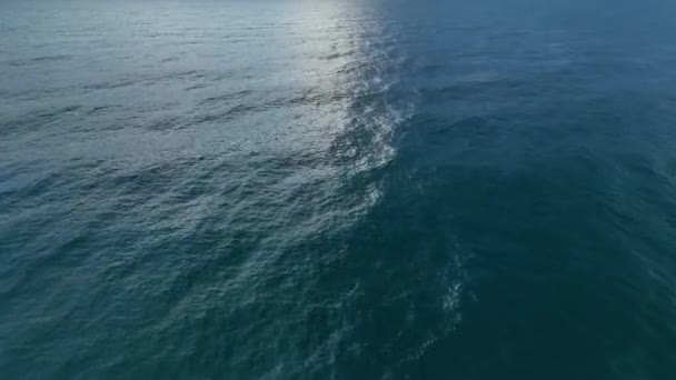 4Kバード ビュー ビデオで魅惑的な波の世界に飛び込み 魅惑的な水面の反射を捉えましょう 水のテクスチャと背景はあなたのビデオを強化し あなたの — ストック動画